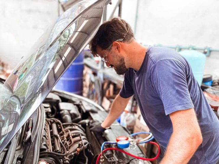 Mecânico da Masson Car Service fazendo manutenção no ar-condicionado de um carro